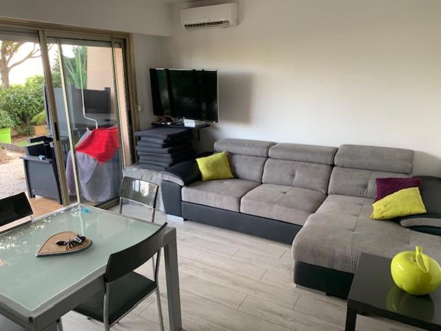 Appartement Face A La Mer Et Au Port Saint Laurent Du Var Avec Jardin Privatif Luaran gambar